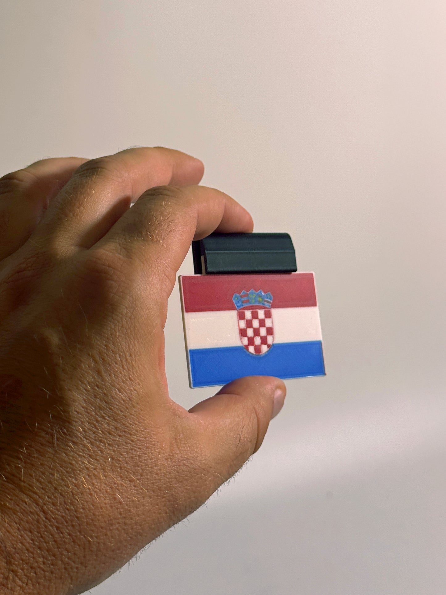 🇭🇷 Auto-Flaggen-Clip – 3D-gedruckte Kroatische Flagge für das Autofenster